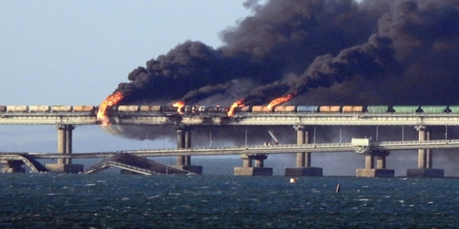 Explosões foram registradas na ponte na madrugada de 8 de outubro de 2022. ( imagens de cortesia)