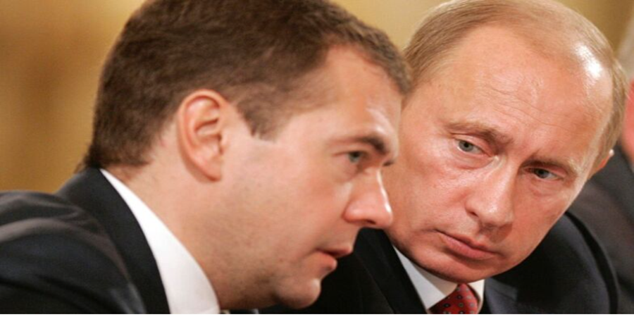  Dmitry Medvedev (E) e Vladimir Putin (D).