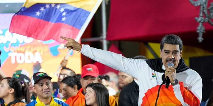 95% das pessoas votaram num referendo para incluir dois terços da Guiana na Venezuela. Maduro (à direita na foto) pediu a demissão foto: AR