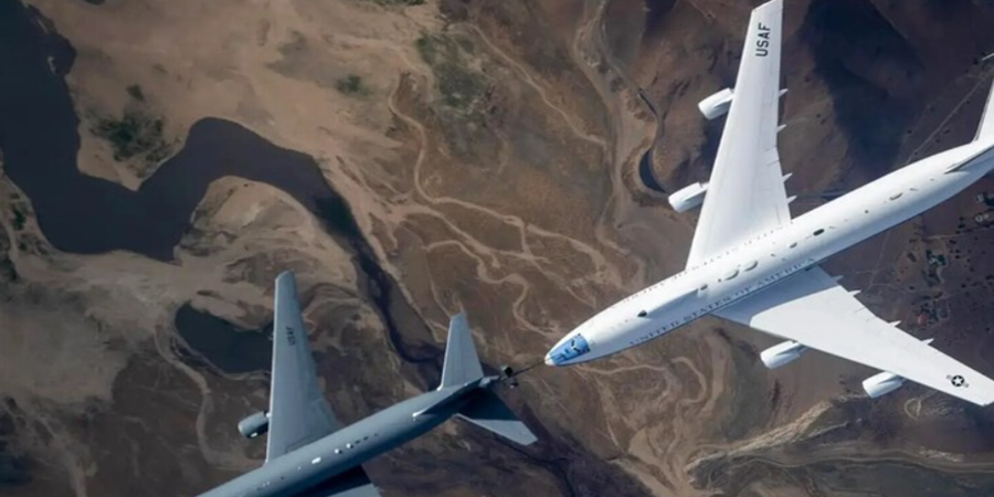 Aeronaves KC-46 Pegasus e E-4B Nightwatch reabastecem no ar foto: USAF