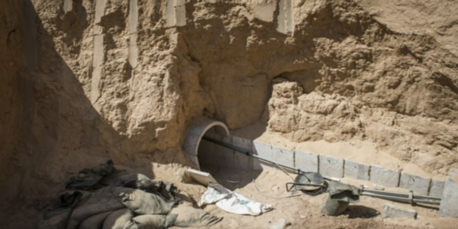 Um soldado israelense em um dos túneis do Hamas foto: Getty